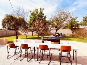 Movie Nest - 2BR - Huge Backyard w Grill